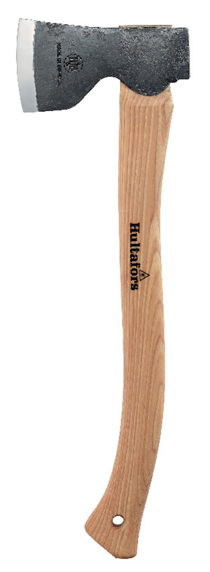 Yxa med trähandtag och metallblad, märkt "Hultafors" och "Made in Sweden".
