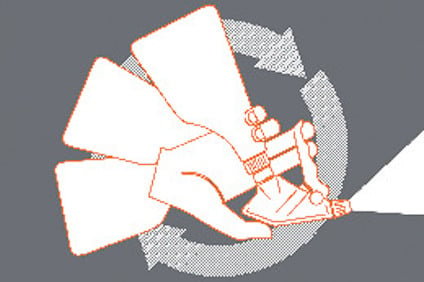 Illustration av en hand som använder en sprayflaska med ett roterande munstycke som visas i flera positioner.