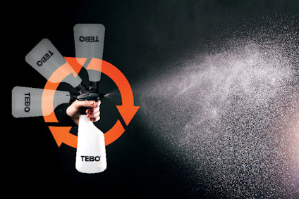 Hand som håller en sprayflaska märkt "TEBO" med text som indikerar roterande sprayriktningar.