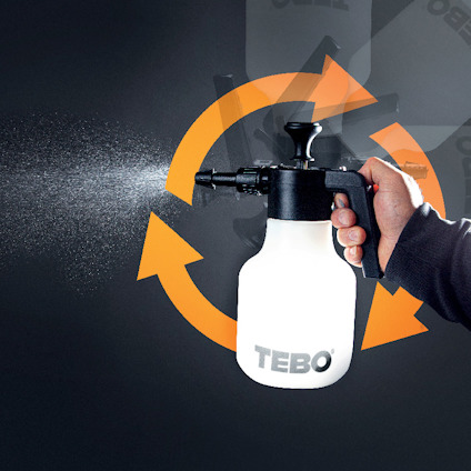 Person håller spruta med texten "TEBO", orange pilar i bakgrunden.