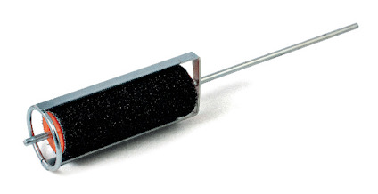 Metallisk cylinderformad borste med långt smalt handtag.