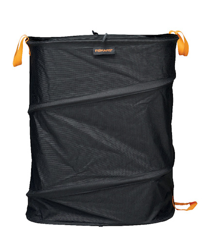 Svart trädgårdssäck med orange handtag och texten "FISKARS" framtill.