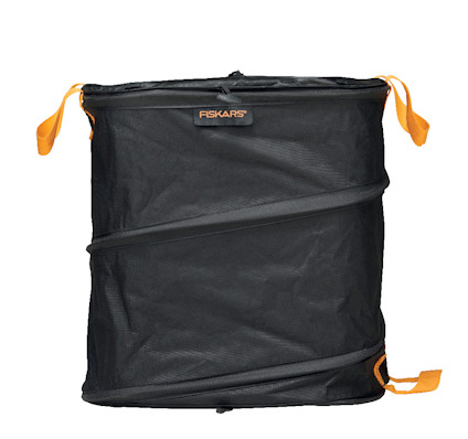Svart hopfällbar trädgårdssäck med orange handtag och etikett där det står "Fiskars".