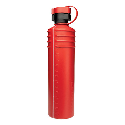 Röd dryckesflaska med avtagbart lock och mätningar i milliliter upp till 1000 ml. Bärrem fäst vid toppen.