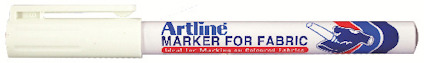 Vit textilpenna med text "Artline Marker for Fabric".