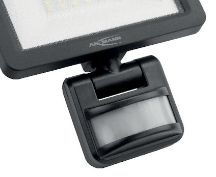 Svart strålkastare med rörelsesensor, Ansmann-logotyp synlig.