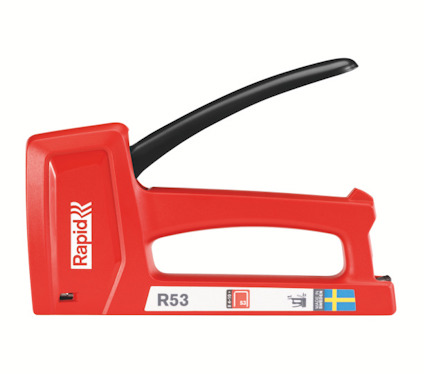 Röd häftpistol med text "Rapid" och modellnummer "R53" samt svensk flaggsymbol.