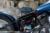 Motorcykel med batteriladdare ansluten till BLEI-GEL BATTERIE, placerad nära bakhjulet.