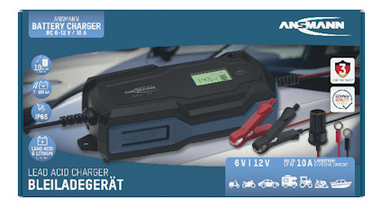 Låda med en Ansmann blybatteriladdare, visar LCD-skärm och klämmor. Text på lådan: "6V/12V, 10A, IP65".