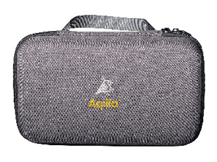 Grå väska med dragkedja och handtag. Logotypen "Aquila" i gult och vitt dekorativt tryck på framsidan.