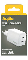 Laddare i vit färg med två USB-C portar, förpackad i grå och gul kartong med texten "Aqiila® WALL CHARGER 45W".