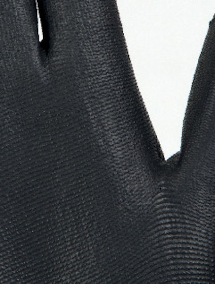 Svart texturerad handske med åtsittande passform, synlig del av handflatan och fingrarna.