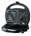 Svart smörgåsgrill med öppet lock, avslöjande två trekantiga grillytor för att göra grillade smörgåsar.