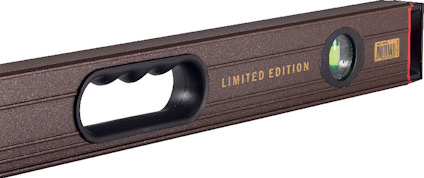 Vattenpass i brunt med texten "LIMITED EDITION" och ett handtag. Inbyggd libell och streckkod.