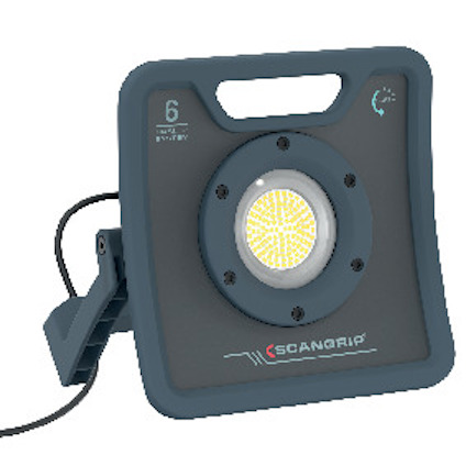 Grå arbetslampa med integrerat handtag och sladd. Märkt "Scangrip", "6" och "Dual System". Rund LED-belysning i mitten.