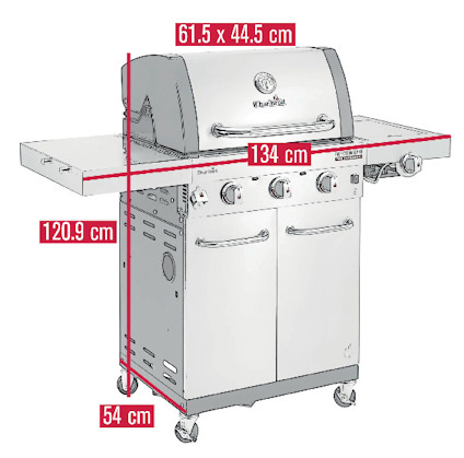 Gasolgrill med två nedfällbara sidobord och fyra hjul. Mått: 134 x 61.5 x 44.5 cm, höjd 120.9 cm.