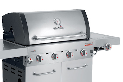 Gasolgrill med fyra brännare, termometer på locket och två sidobord. Märke: Char-Broil.