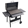 Svart kolgrill med uppfällbart lock, två sidobord, ett underhyllutrymme och hjul för förflyttning.