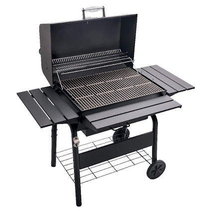 Svart kolgrill med uppfällbart lock, två sidobord, ett underhyllutrymme och hjul för förflyttning.