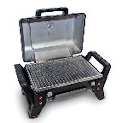 Bärbar elgrill med öppet lock, grillgaller och handtag.