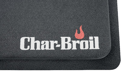 Svart matta med vit text "Char-Broil" och en röd flamma ovanför bokstaven "r".
