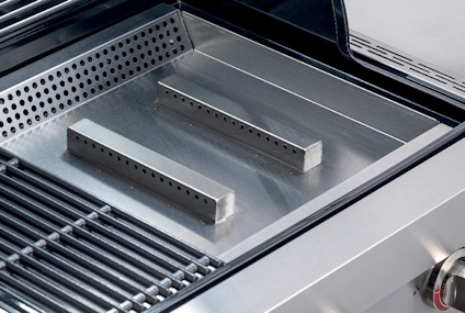 Grillens insida med metallgaller, luftöppningar och en rostfri metallbrännare.