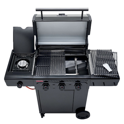 En svart gasgrill med tre huvudbrännare, sidobrännare och grillgaller, sedd uppifrån med öppen huv.