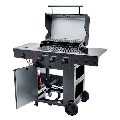 Gasgrill med tre brännare, öppet lock, hjul och sidohyllor. Underhylla med skåplucka och gasanslutning.