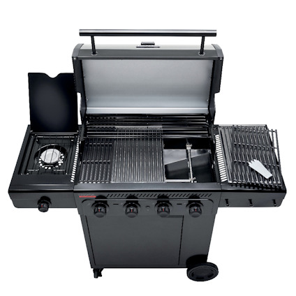 Gasgrill med fyra brännare, sidobrännare, och öppet lock. Set med grillverktyg finns på sidan.