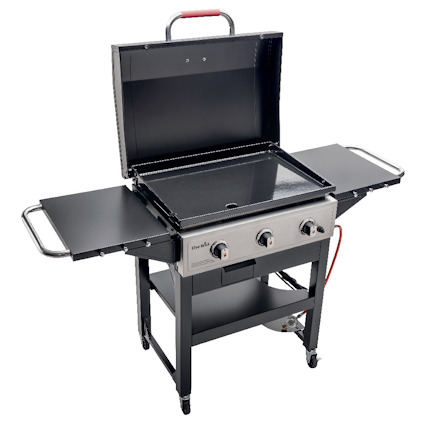 Svart gasolgrill med tre brännare, två sidobord och ett nedre hyllplan. Har hjul och ett rött handtag på locket.
