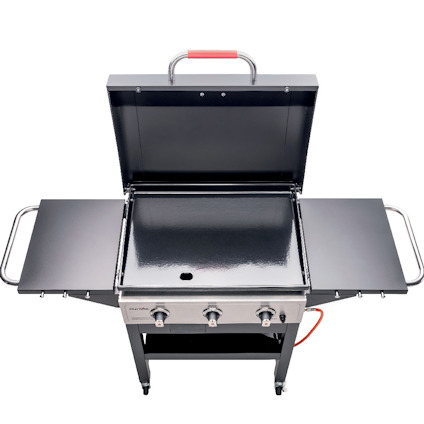 Gasgrill med tre brännarvred, sidobord och stängbart lock i svart och stål.