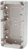 Vit plastdosa med monteringshål och skruvar, rektangulär form med avrundade hörn.