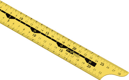Gul linjal i plast med svarta markeringar och siffror från 1 till 30 centimeter.