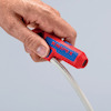 Hand som håller en röd och blå Knipex-avmantlare för kabel.