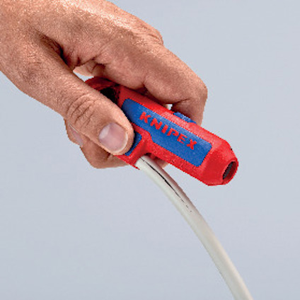 Hand som håller en röd och blå Knipex-avmantlare för kabel.