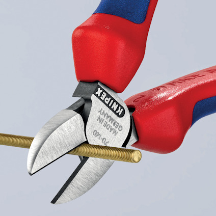 Tång med röda handtag skär en tunn metallstav.