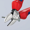Sidavbitare med rött handtag klipper en metalltråd, text "KNIPEX" synlig på verktyget.