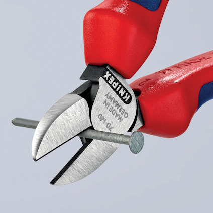 Sidavbitare med rött handtag klipper en metalltråd, text "KNIPEX" synlig på verktyget.