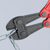 Bultsax med röda handtag klipper en kedja. Text: "Knipex 71 12 610 Made in Germany".