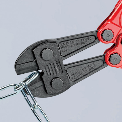 Bultsax med röda handtag klipper en kedja. Text: "Knipex 71 12 610 Made in Germany".