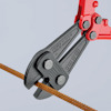 Bultsax skär av ett tjockt rep, med märkningen "Knipex 71 72 910 Made in Germany" synlig på verktyget.