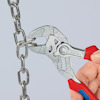 Hand håller en Knipex tång som greppar en metallkedja.