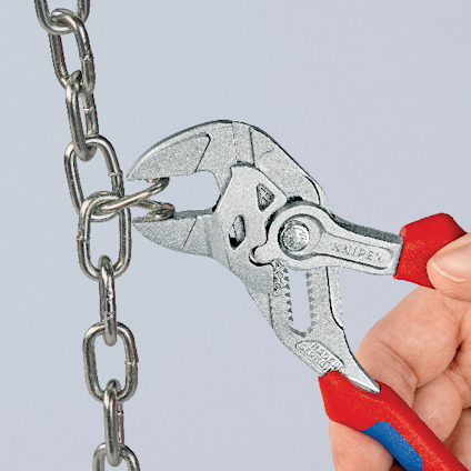 Hand håller en Knipex tång som greppar en metallkedja.