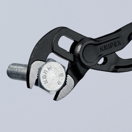 Svart Knipex-tång med rörtångsliknande design håller en metallskruv på plats.