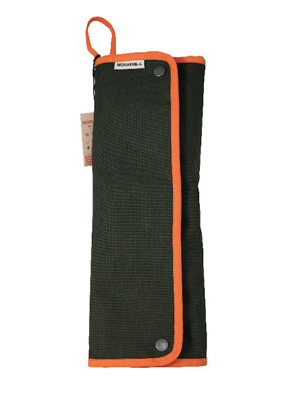 Grönt fodral med orange kant och två tryckknappar, etiketten "Morakniv" synlig.