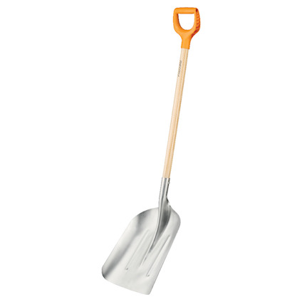 Skyffel med metallblad, träskaft och orange handtag.
