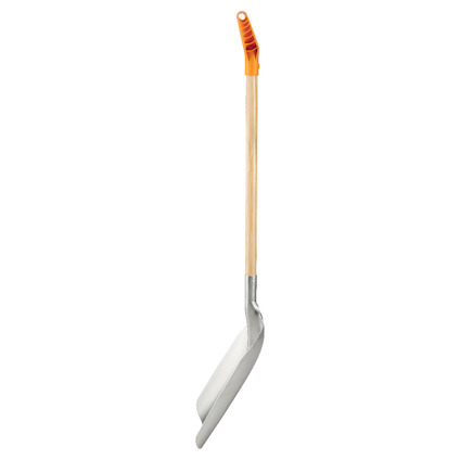 Skyffel med trähandtag och orange plastgrepp.