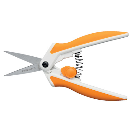 Orange och vita sekatörer med en snedställd fjäder och silverfärgade blad, märkt "Fiskars".