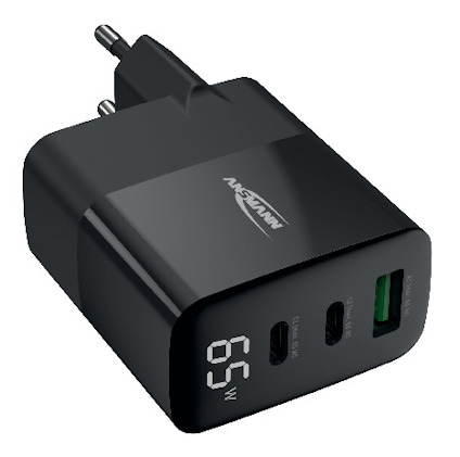 Svart väggladdare med två USB-C-portar och en USB-A-port, visar "65W" på ovansidan.