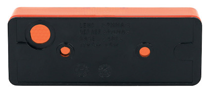 Svart och orange rektangulärt objekt med text: "LENS PINNA" och "7499E4" präglat.